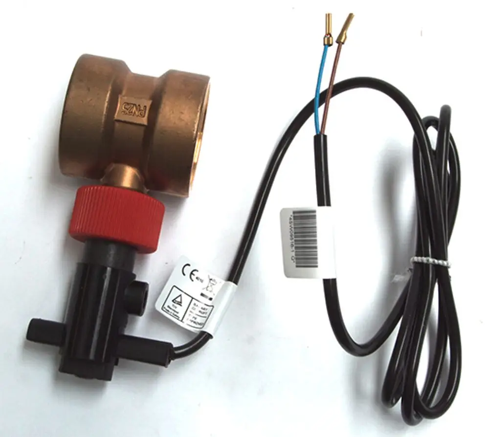 Kupfer-T-Stück mit integriertem Durchflussschalter von Daikin. Schwarze Anschlussleitung mit zwei Kabeln und einem Stecker. An der Seite sind Labels und technische Informationen angebracht.